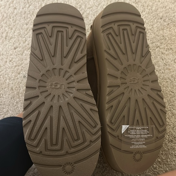 Mini UGG, kids 6 but fits a women’s 8 - Picture 5 of 5